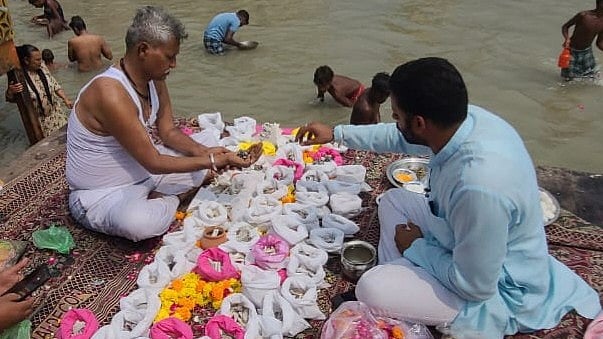 MP’s Mandsaur Councillor Continues 34-Year Tradition, Takes Ashes Of 24 People, 11 Monkeys To Haridwar