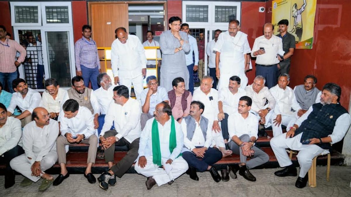 Karnataka Electoral Roll Row: D K Shivakumar Protests Over Bulk Form 7 Applications, Demands Probe Into Alleged Voter List Manipulation | Video