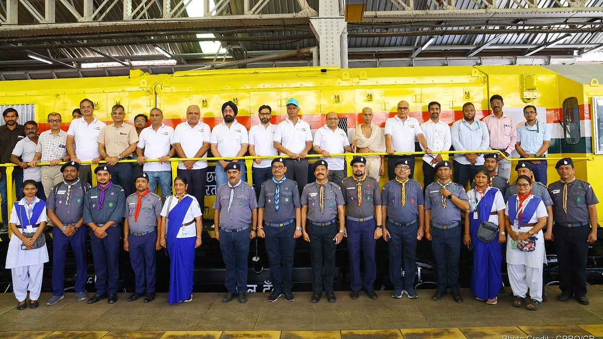 GM CR Inspects Upgraded EMU Rakes, Diesel Locomotive Adorned with Swachhata Theme