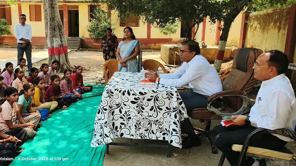 MP’s Dhar Girls Seek Smart Panels, English Classes As Collector Inspects Sardarpur Education Complexes