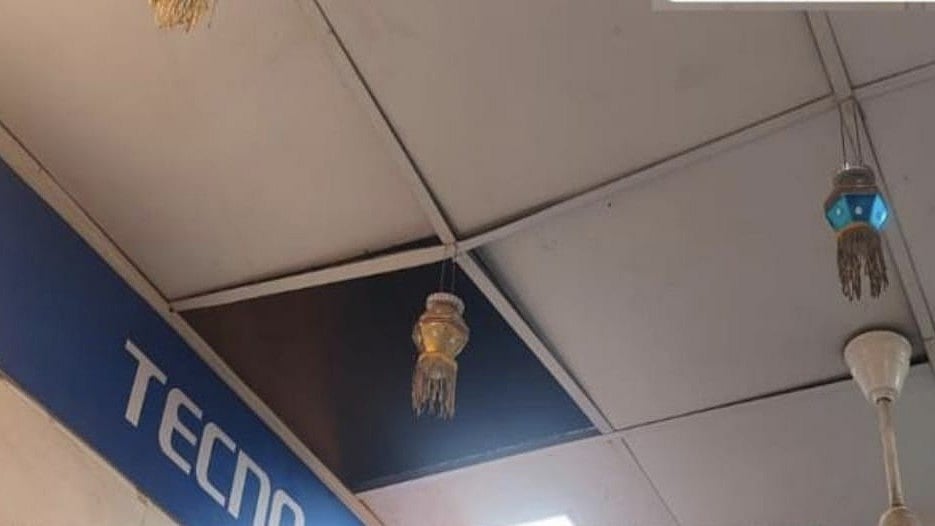 Beed: Thief Enters Mobile Shop Through Roof, Steals 70 Phones