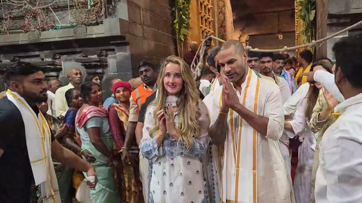 Shikhar Dhawan Visits Tirumala Temple With Wife Sophie Shine, Seeks Lord Venkateswara's Blessings During Special Darshan | Watch