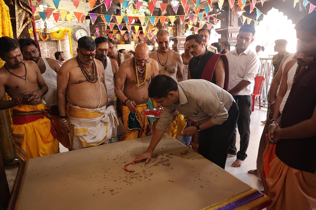 Additional Collector Pratham Kaushik performing the ritual on the first day of the Uma Sanjhi Mahotsav