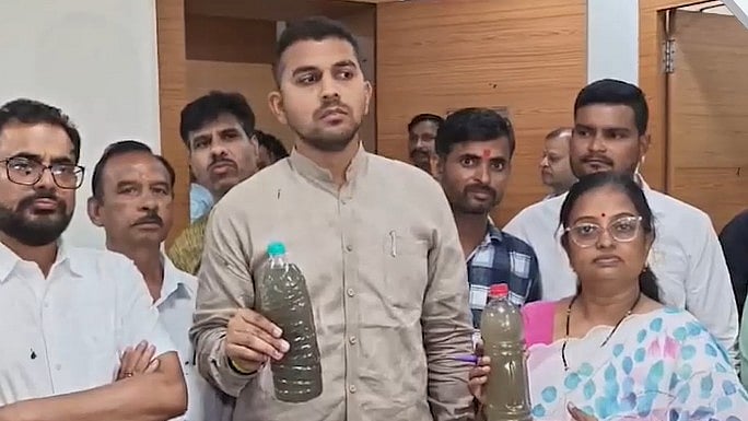 Bhagirathpura Tragedy Haunts Indore’s Palda As Residents Bring ‘Contaminated’ Water To IMC