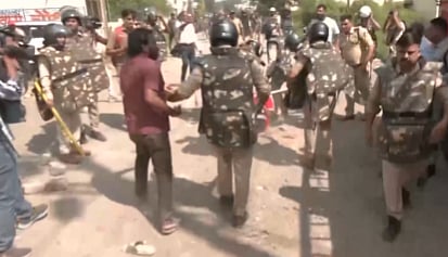 Indore Clearance Drive: Locals Pelt Stones At Municipal Workers During RE-2 Road Clearance Drive; Two Detained