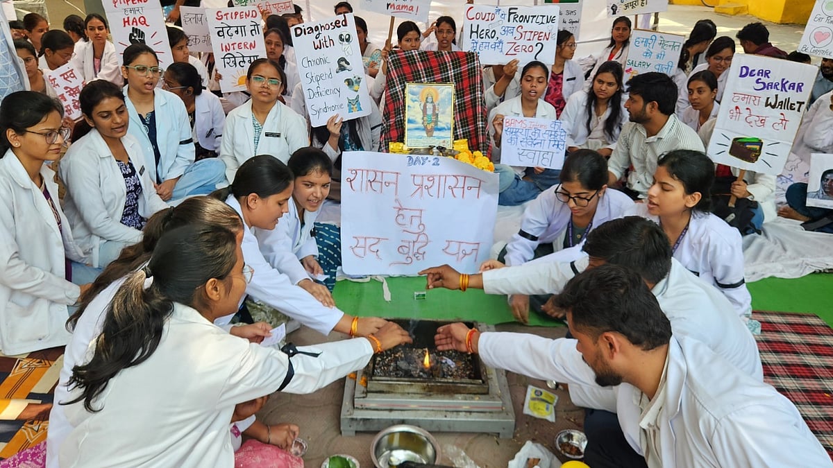 ₹9,383 Vs ₹21,500: MP’s Ujjain Ayurveda Interns Demand Stipend Parity With MBBS Students