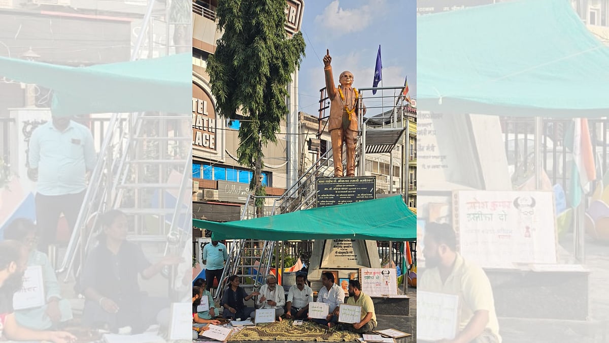 MP’s Ujjain Protesters Spin ‘Charkha’, Work On Laptops In Demonstration Against CEC
