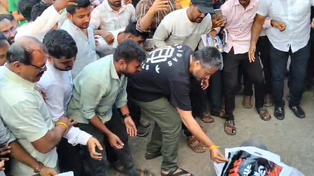 Pune: Rohit Pawar Cremates Dummy Funeral Bier At MPSC Protest, Says Students’ Dreams Are Being Burnt |WATCH VIDEO