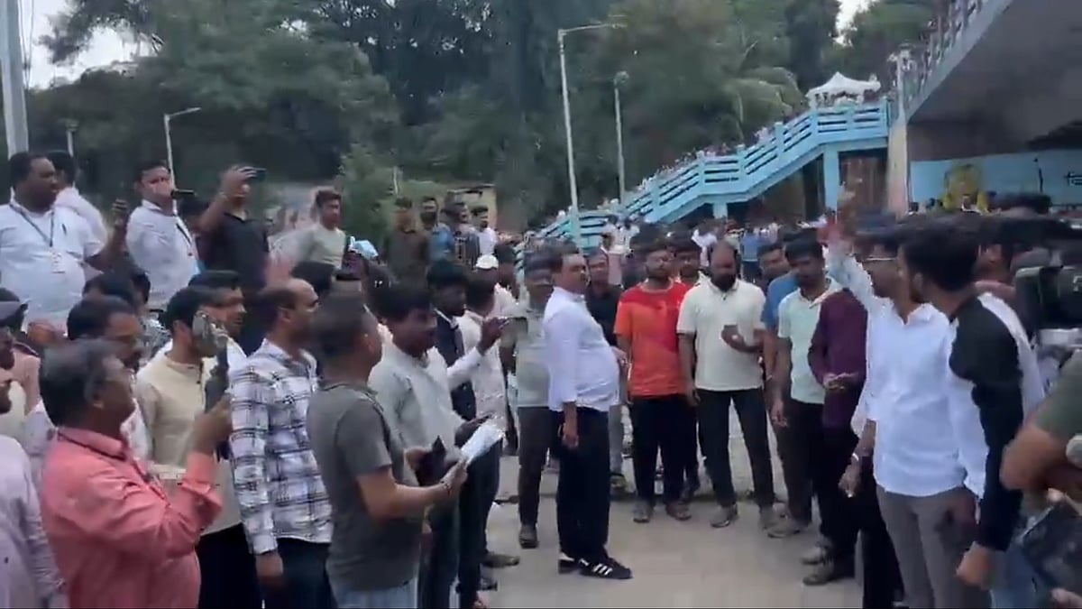 WATCH: MPSC Protest Turns Tense In Pune As Students Move Towards Riverbed