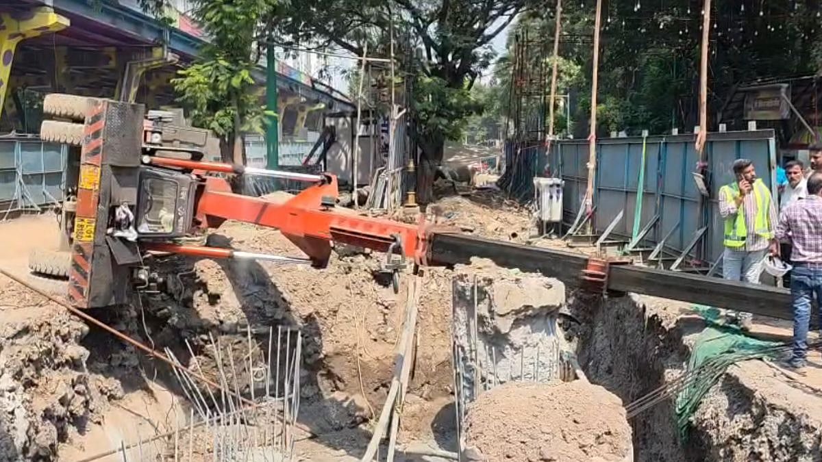 Thane Crane Accident: Hydraulic Crane Collapses At MMRDA Elevated Road Construction Site, Two Injured As Auto-Rickshaw Damaged | Video