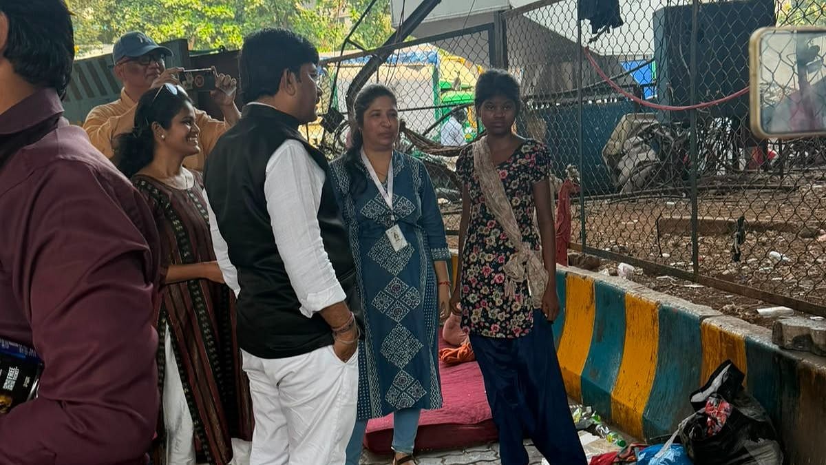 Maharashtra Food Commission Chairman Mahesh Dhawale Directs On-the-Spot Welfare Benefits For Homeless Families In Thane