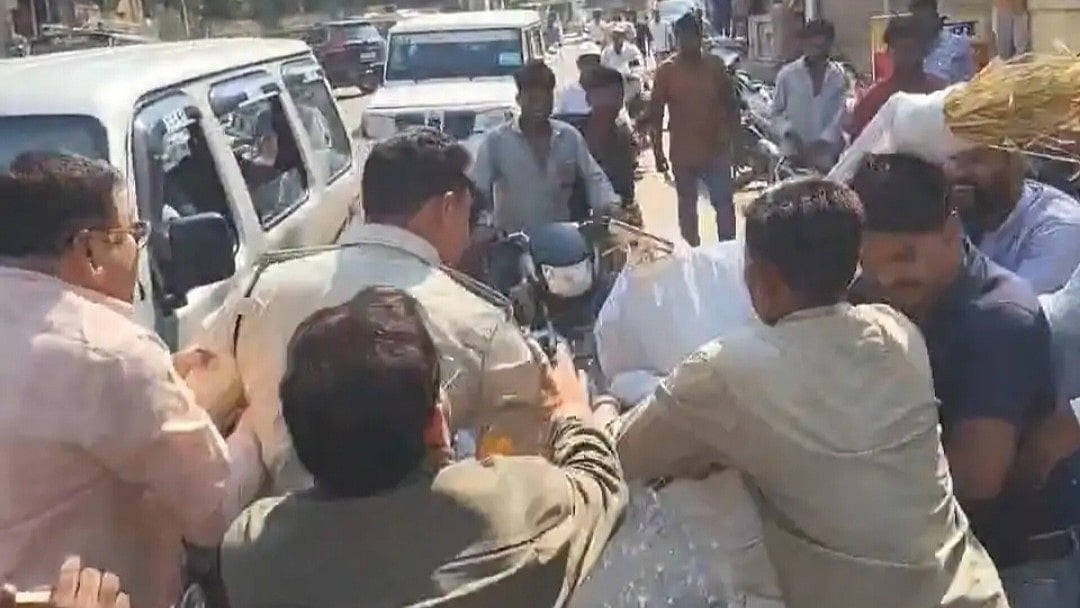 Congress Workers Scuffle With Police While Burning CEC Gyanesh Kumar’s Effigy, Demand His Resignation In MP’s Aalirajpur