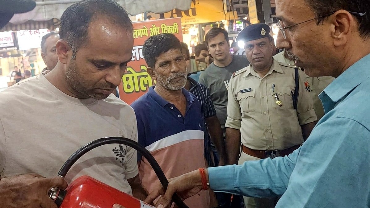 Bhopal New Market Fire Fallout BMC Clears Encroachments, Seizes Four Truckloads Of Goods