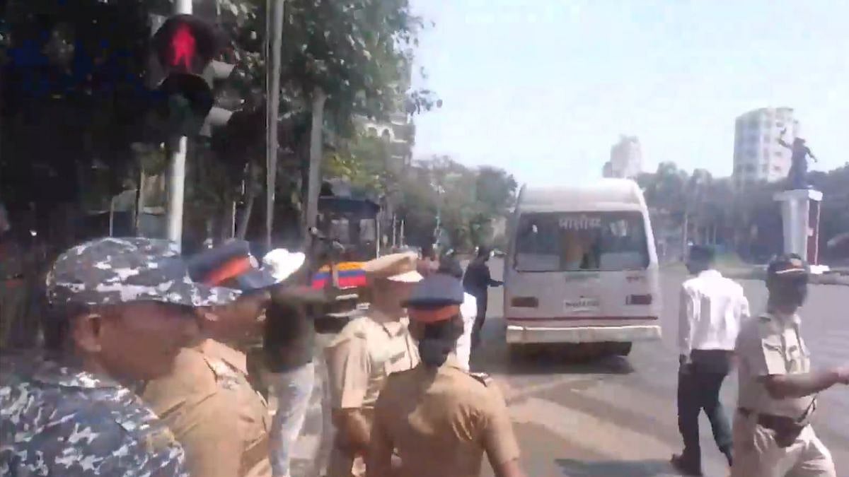 Mumbai Police Detain VBA Workers At Hutatma Chowk Amid CJP Protest In Delhi's Jantar Mantar Against CEC | VIDEO
