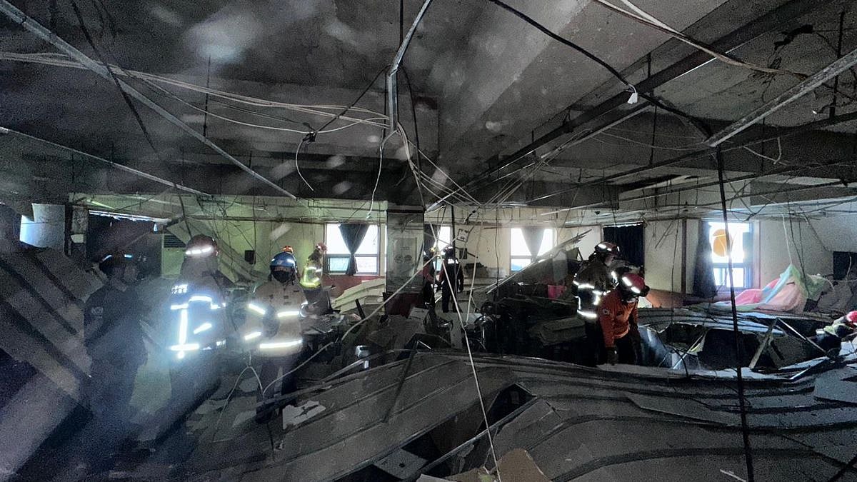 South Korea Tragedy: 36 Injured After Ceiling Plaster Collapses At Daegu Shopping Mall, 70 Evacuated As Rescue Teams Respond
