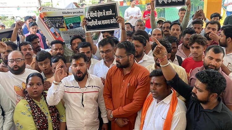 Religious Conversion Allegations Spark Protest By VHP, Bajrang Dal In MP's Satna | VIDEO