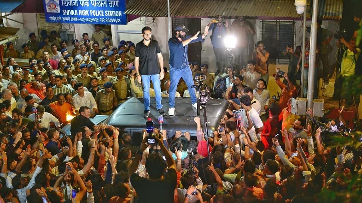Mumbai Protest: Aaditya Thackeray Climbs Police Van, Warns Of Maharashtra Bandh Over Detention Of CJP Protesters; VIDEO