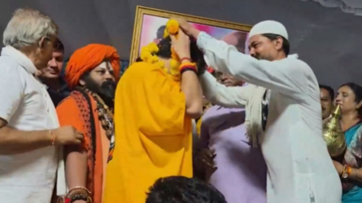 Muslim Members Welcome Pandit Dhirendra Shastri’s Hindu Ekta Yatra 2.0 In MP’s Panna; VIDEO