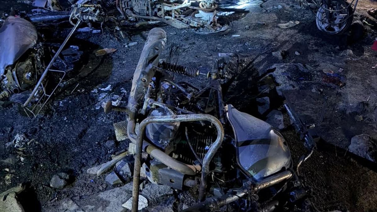 Midnight Inferno In Thane’s Diva Guts 23 Parked Vehicles, Including An Auto-Rickshaw And 22 Two-Wheelers; No Casualties Reported | Video