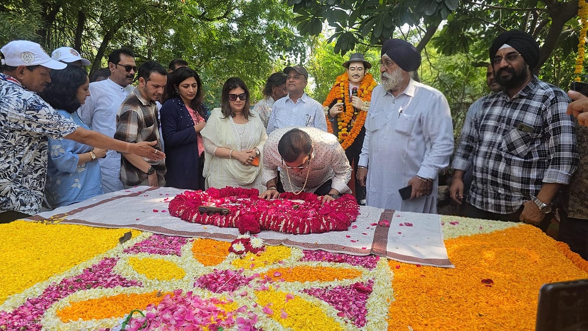 Kishore Kumar Death Anniversary 2026 Fans Offer Milk And Jalebi At ...