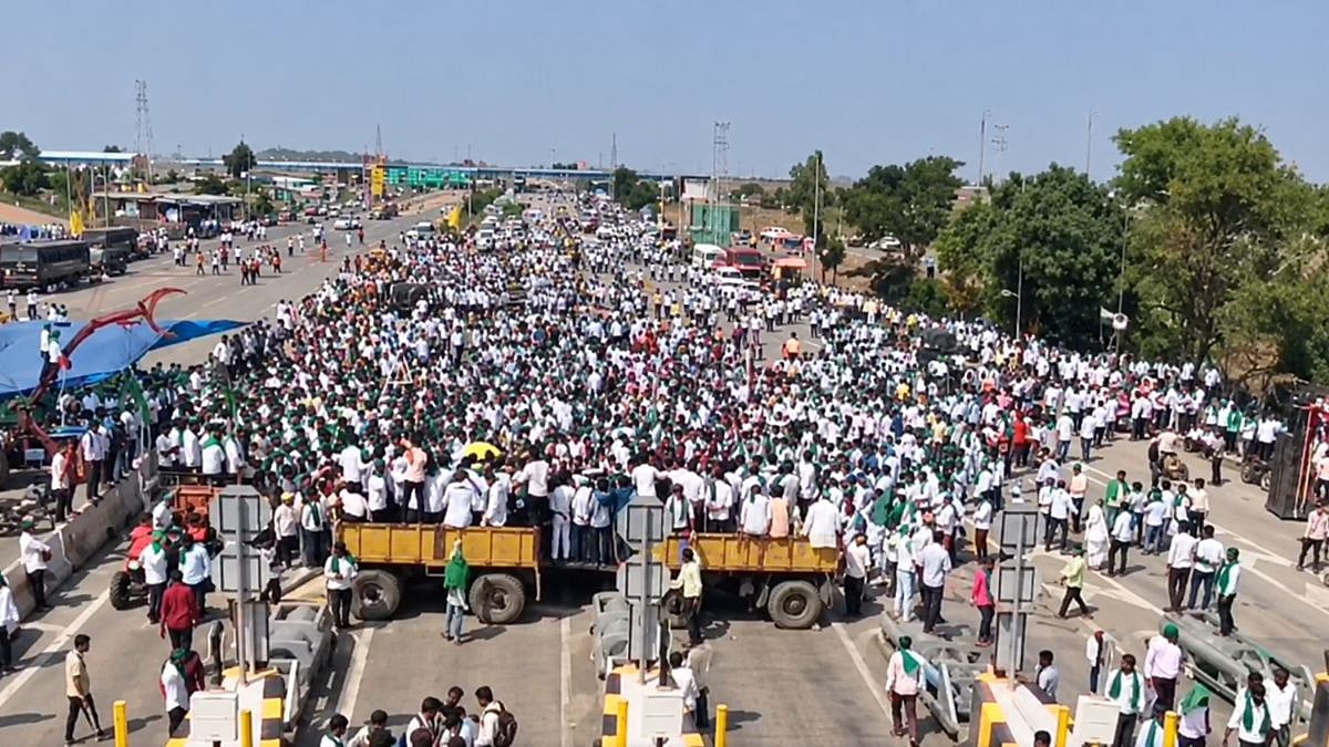 Mumbai-Bengaluru Highway Traffic Disrupted By Farmers’ Protest At Kognoli Toll Plaza, Police Seek Google Maps Closure Alert | Video