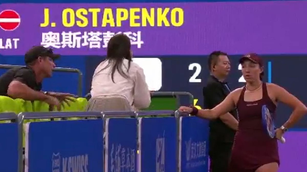 Jessica Pegula's Tennis Match Interrupted By Fan Seeking Autograph In Bizarre Mid-Match Scenes | Video