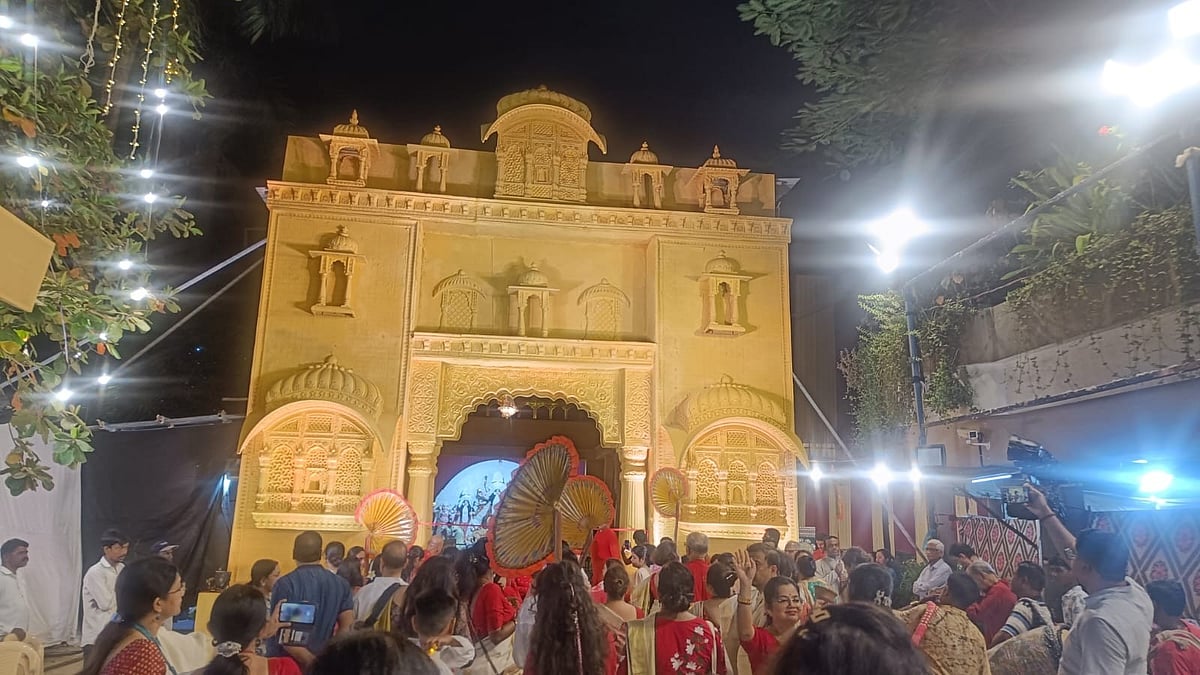 Krishti Durga Pujo Honours Legendary Filmmaker Satyajit Ray With Cinema-Themed Pandal