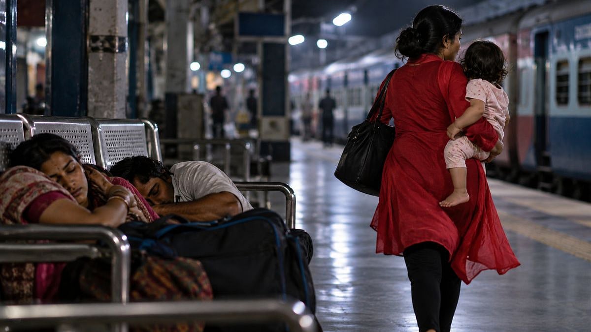 Mumbai Crime: One-Year-Old Girl Allegedly Kidnapped From CSMT Railway Station While Parents Slept; CCTV Shows Suspect