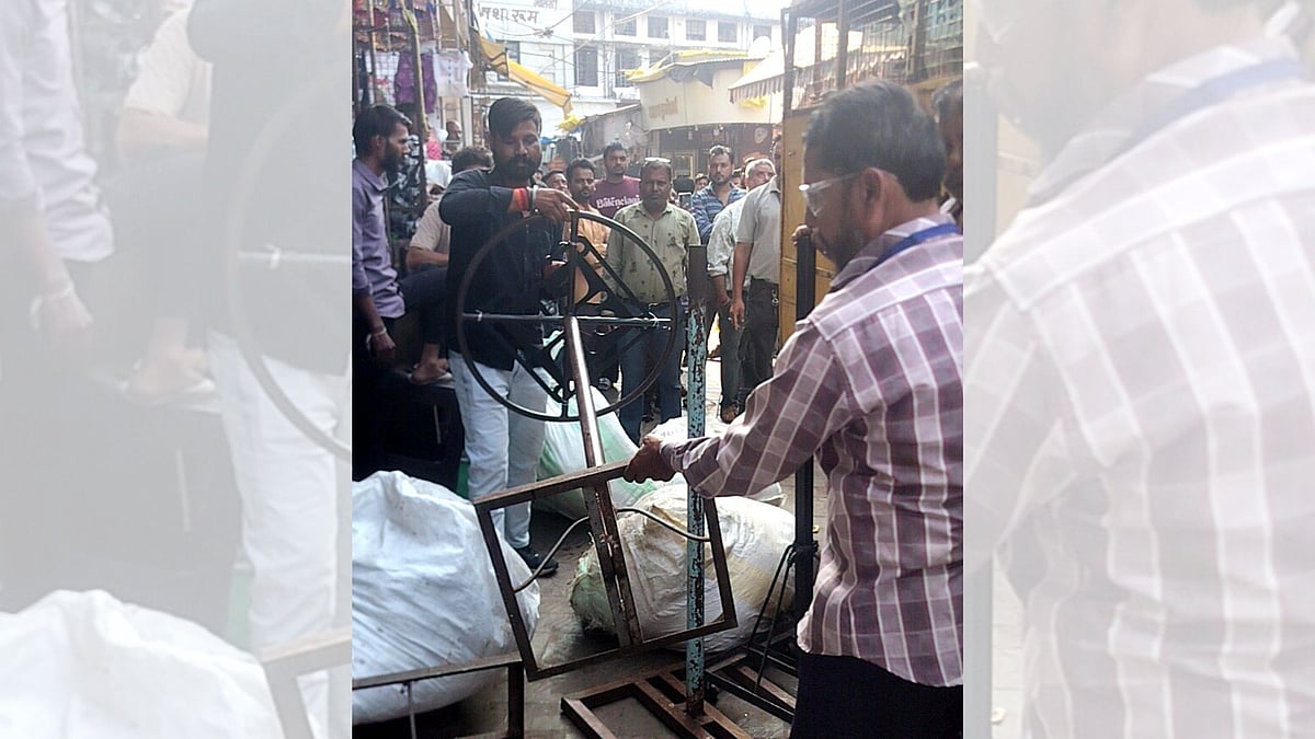 Tension At Bhopal's New Market! Traders Surround BMC Team During Encroachment Drive, Truckload Of Goods Seized