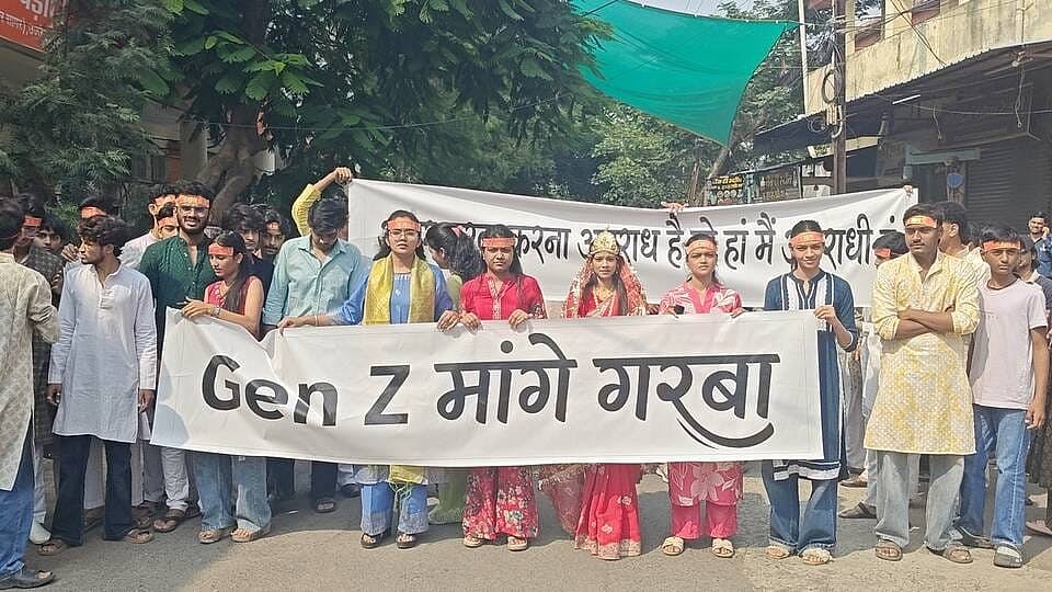 Garba Cancelled, But Dance Continues! MP's Ujjain Gen-Z Performs Outside HJM Leader's House, Claims ₹20 Lakh Loss
