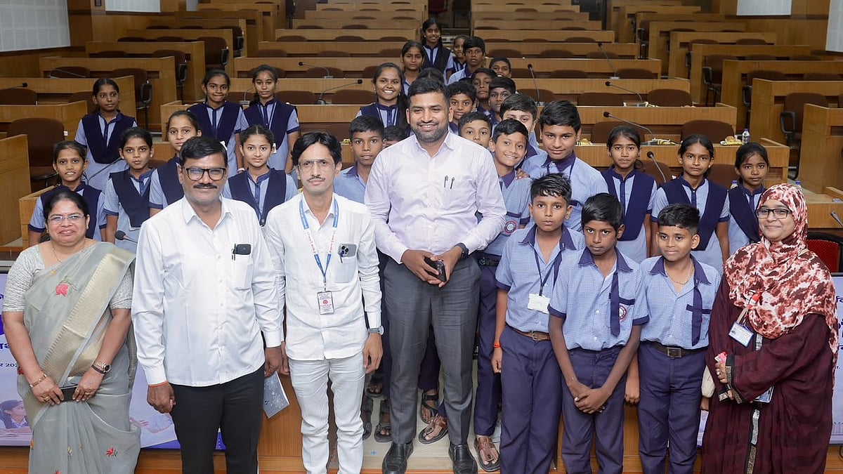 Beed Collector Chats With Students, Inspires Them To Dream Big