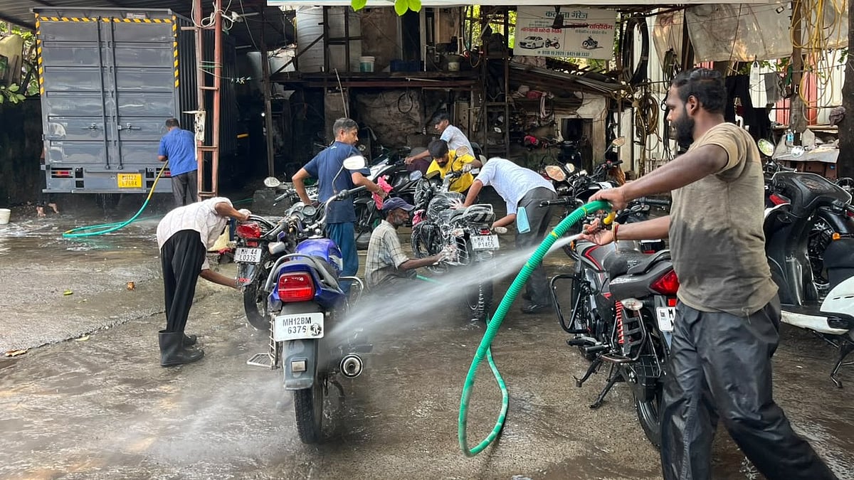 Dussehra Rush Puts Pune's Vehicle Washing Centres Under Water Pressure