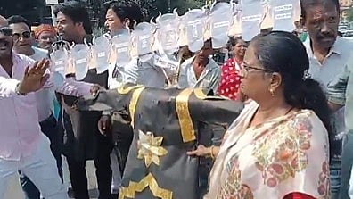 Indore Congress Calls Mayor Pushyamitra Bhargava ‘Mitrasur’, Burns Effigy Over Civic Issues, Scams VIDEO