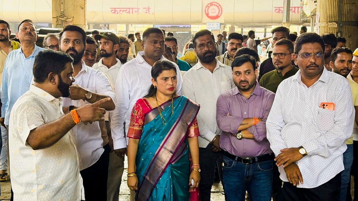 Kalyan Mayor Harshali Chaudhary Cracks Down On Hawkers, Illegal Auto Parking During Surprise Railway Station Inspection