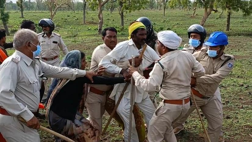 25 Injured As Villagers Clash With Forest Officials During 30-Hectare Encroachment Drive In MP's Panna | VIDEO