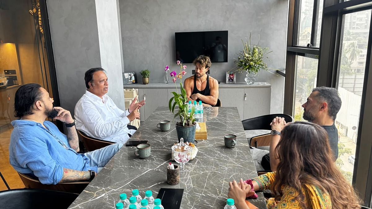 Tiger Shroff Firing Case: Maharashtra Minister Ashish Shelar Meets Actor After Juhu Attack, Mumbai Police Tighten Security