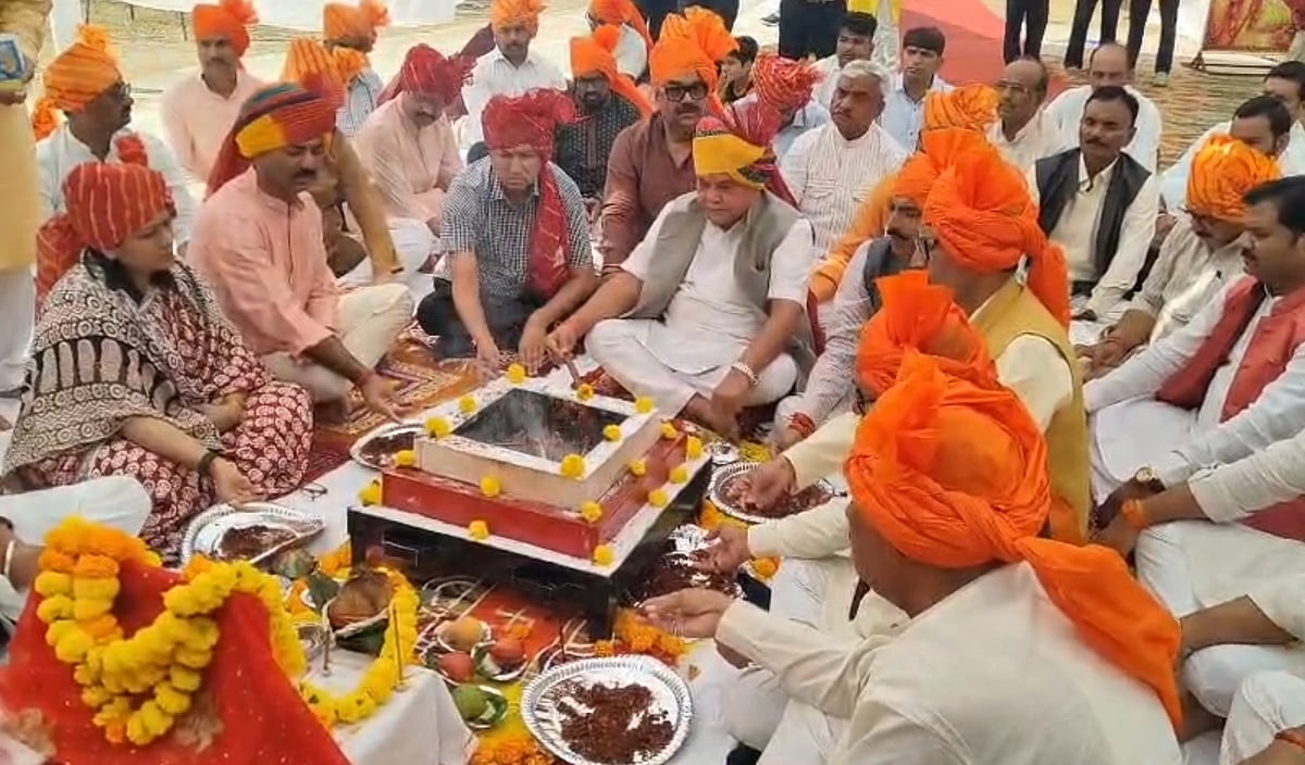 Gwalior Shastra Puja 2026: MP Assembly Speaker Narendra Singh Tomar Performs Rituals; Celebratory Firing Cancelled After Sheetla Mata Temple Accident | VIDEO