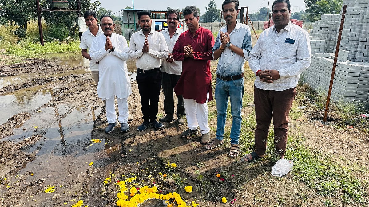 Flowers For Wasted Water! Congress Protests 10-Day Pipeline Leak In MP's Piplia Mandi