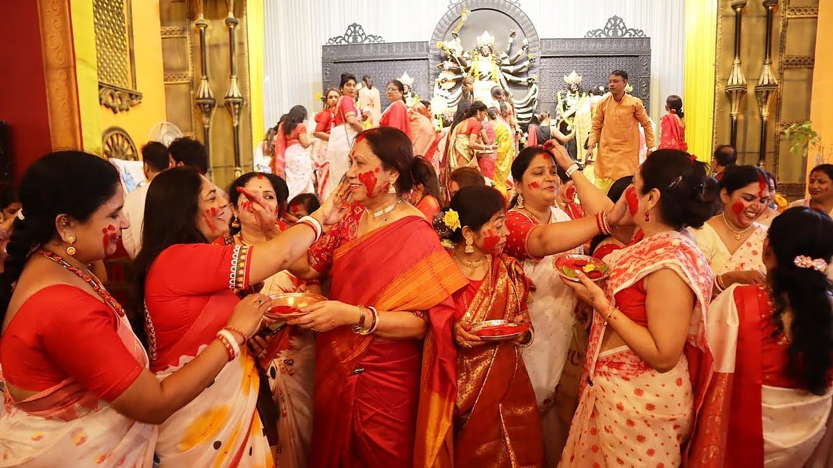 Pune: Bengali Community Celebrates Vijayadashami With Dhunuchi Dance And Sindoor Khela