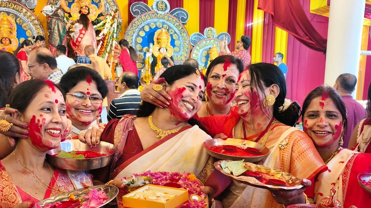 Sindoor Khela: Dressed In Red & White Classic Sarees, Bengali Women Apply Auspicious Sindoor To Each Other In Bhopal & Indore; Bid Emotional Farewell To Maa Durga