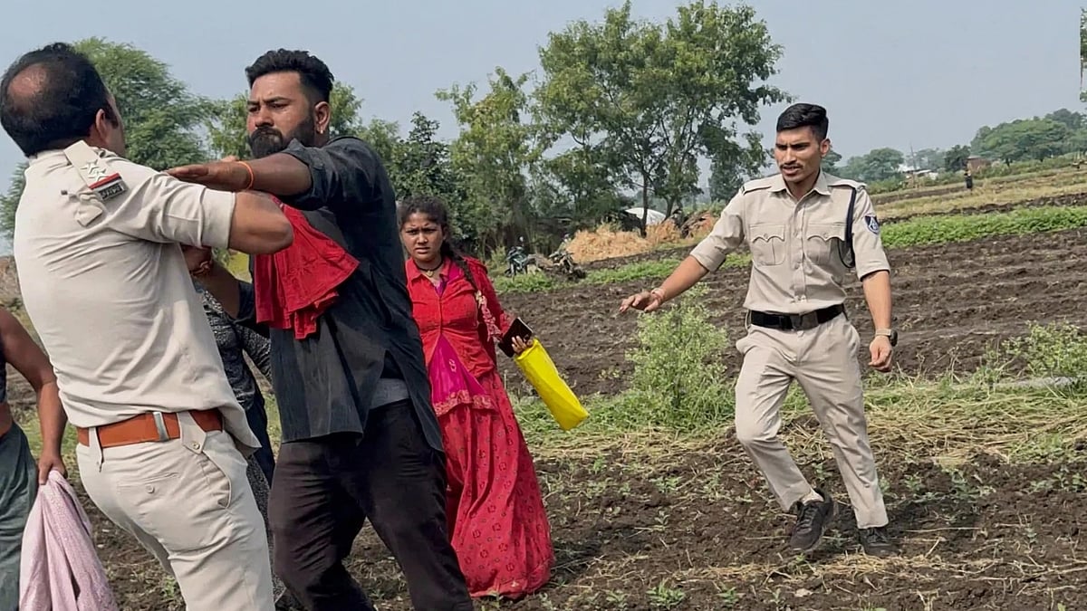 MP's Ujjain SI Assaulted, Uniform Torn As Suspect's Family Attacks Police Team; 4 Cops Injured, 2 Women Arrested