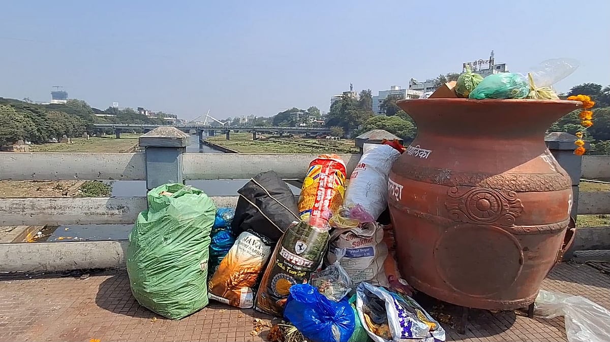 Pune: 2 Days After Dussehra, Nirmalya Piles Up At SM Joshi Bridge; PMC's Delayed Clean-Up Raises Pollution Concerns