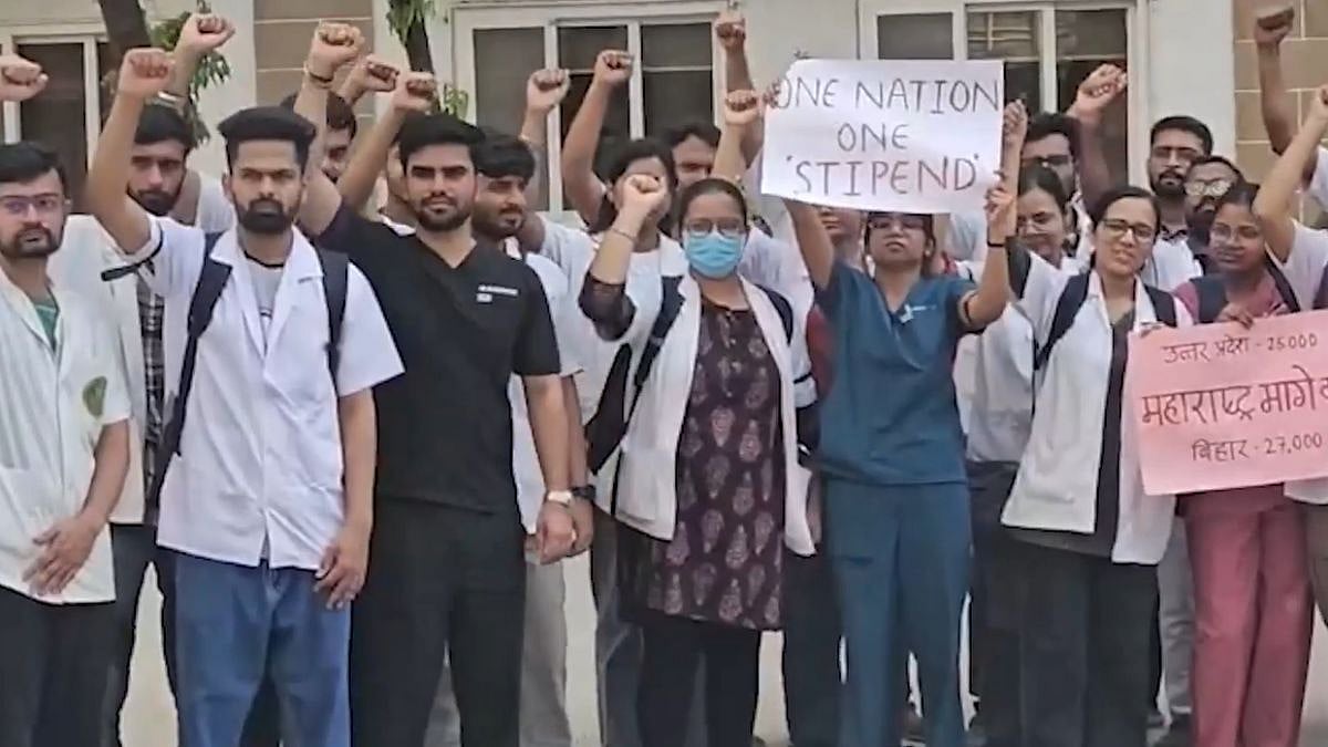 Mumbai: Medical Interns Stage Silent Protest At JJ Hospital Seeking Stipend Hike From ₹18,000 To ₹30,000; Threaten Statewide Strike From Nov 2