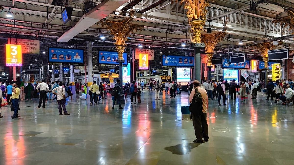 Mumbai: Ceiling Portion Collapses Near CSMT Booking Hall Entrance, 2 Passengers Injured 