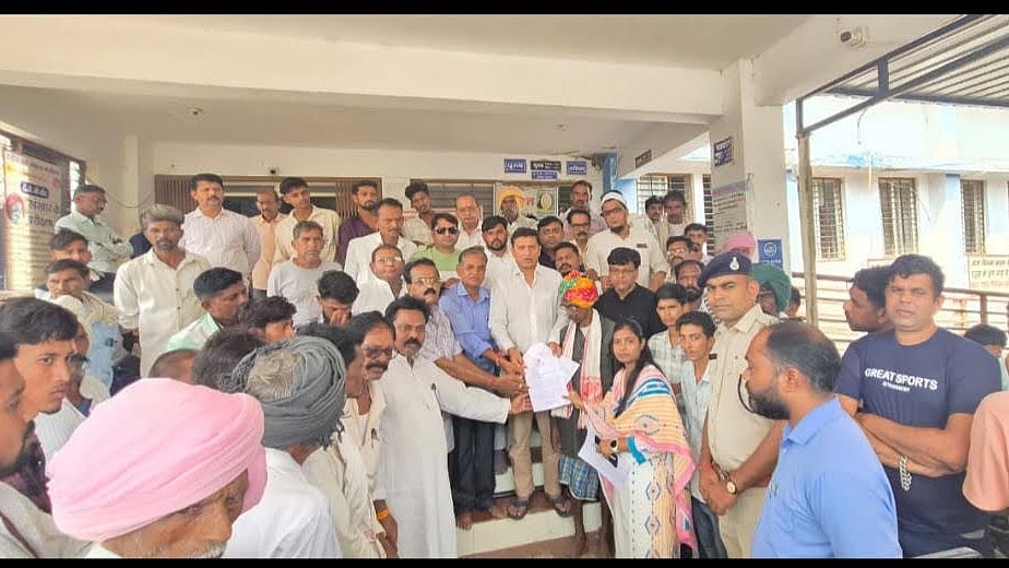 MP's Dhar Congress MLA Surendra Singh Baghel Protests Doctor Shortage, Poor Facilities At Dahi Health Centre; Gives 7-Day Ultimatum
