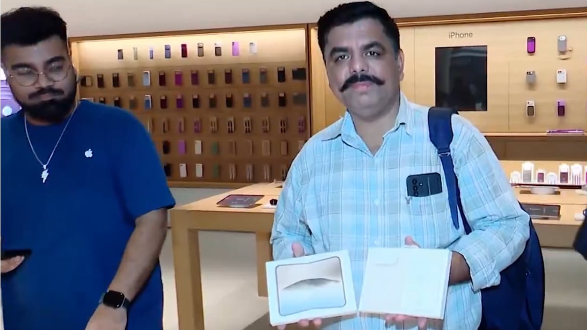 'It Is An Amazing Phone': Customers Line Up As Apple's iPhone Duo Goes On Sale In India At ₹2.99 Lakh