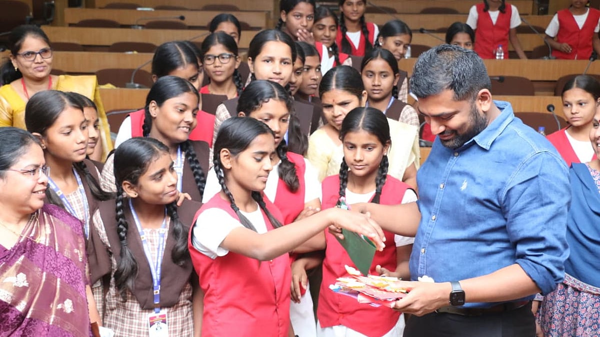 Chat With The Collector: Beed Collector Vivek Johnson Inspires Kasturba Gandhi Vidyalaya Girls To Dream Big