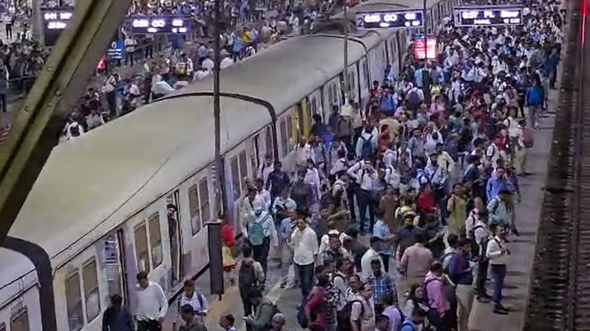 Mumbai: 21-Year-Old Man Dies After Being Hit By Local Train At Bhandup, Dragged For 15-20 Mins