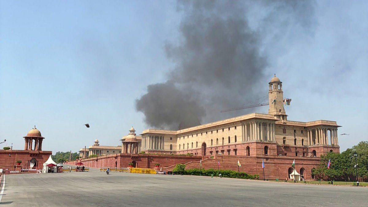 Delhi North Block Fire: Thick Smoke Billows From Union Secretariat, 6 Fire Tenders Rushed To Spot; No Casualties Reported | Video