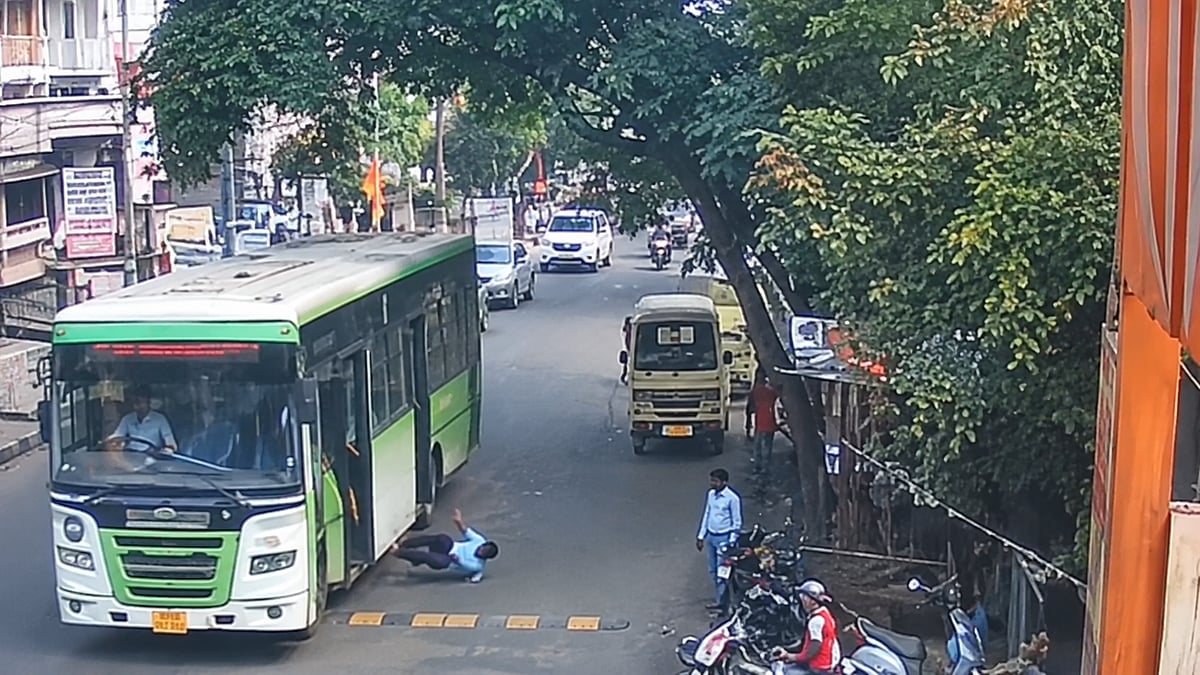 Nashik: CCTV Captures Citilinc Bus Door Flying Open Over Speed Breaker, Conductor Thrown Onto Road |VIDEO